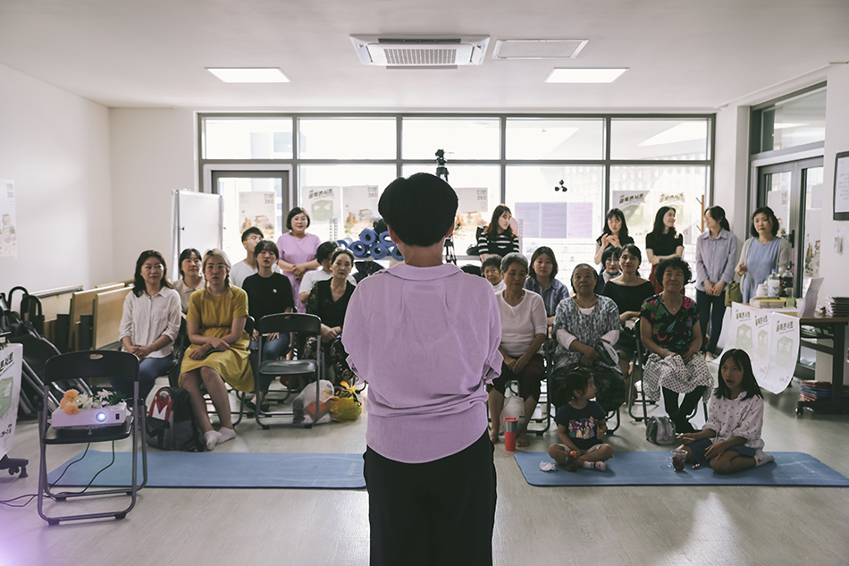 수수헌 골목콘서트를 시작하는 사회자의 진행 