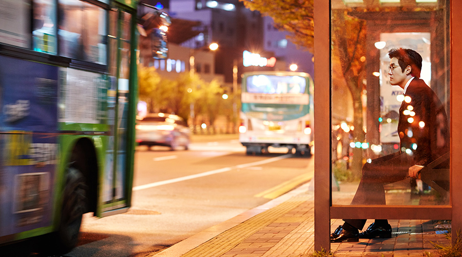 반복되는 일상, 버스정류장