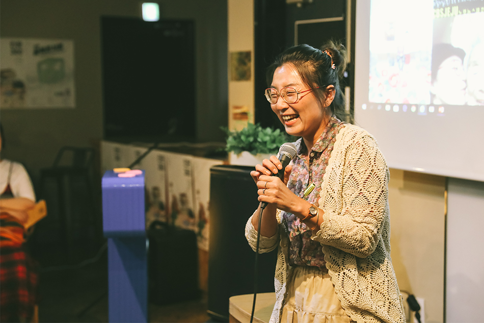 정신지 작가의 강연 (웃고 있는 정신지 작가)