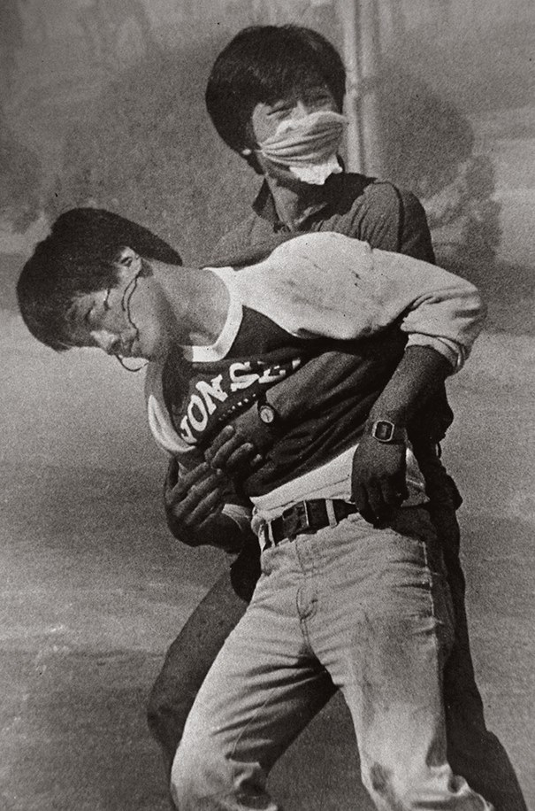 시위 중 의식 잃은 이한열 열사 당시 사진  