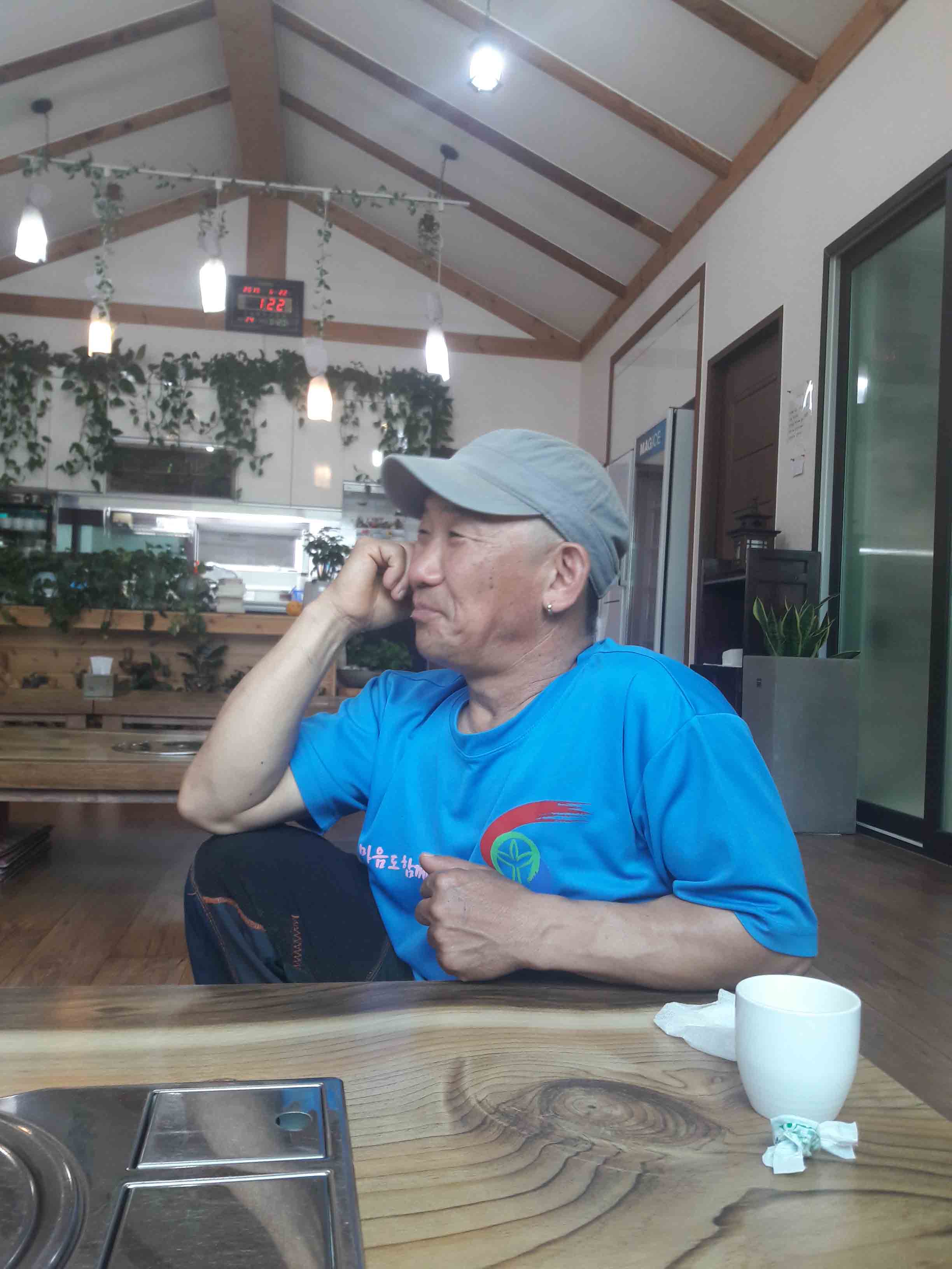인터뷰 중 미소를 짓는 최영기 씨