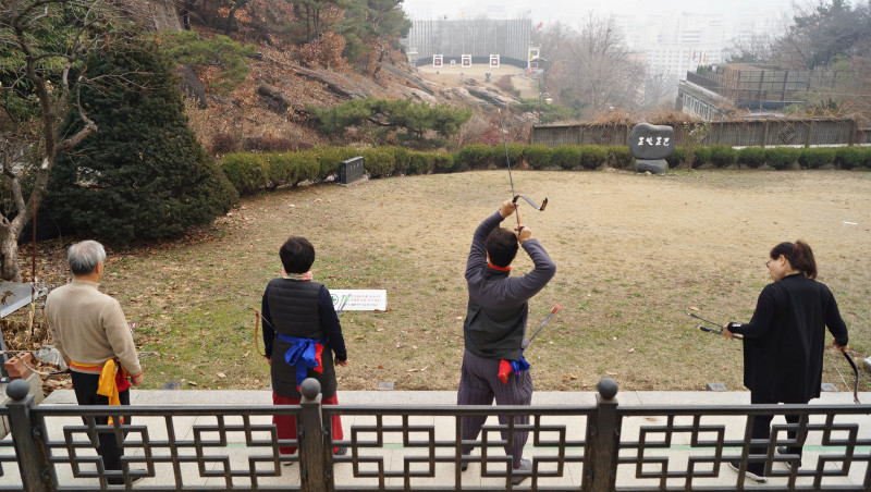 황학정에서 국궁 동호인들이 활쏘기를 하고 있다. 