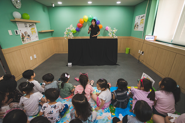 공연 안내 멘트를 하는 미미프로젝트
