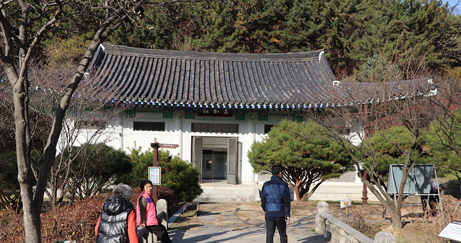 우암사적공원 유물관 입구