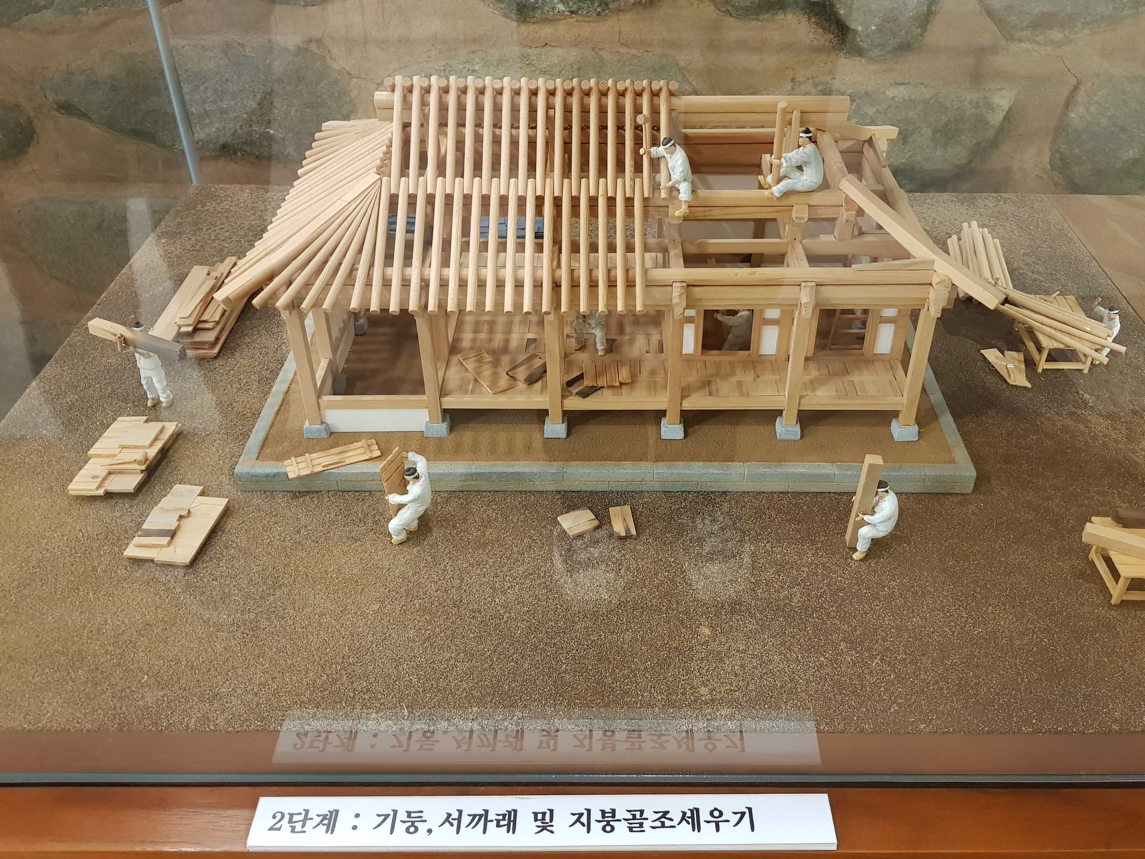 한옥 건축 과정 2 기둥, 서까래 및 지붕골조세우기 