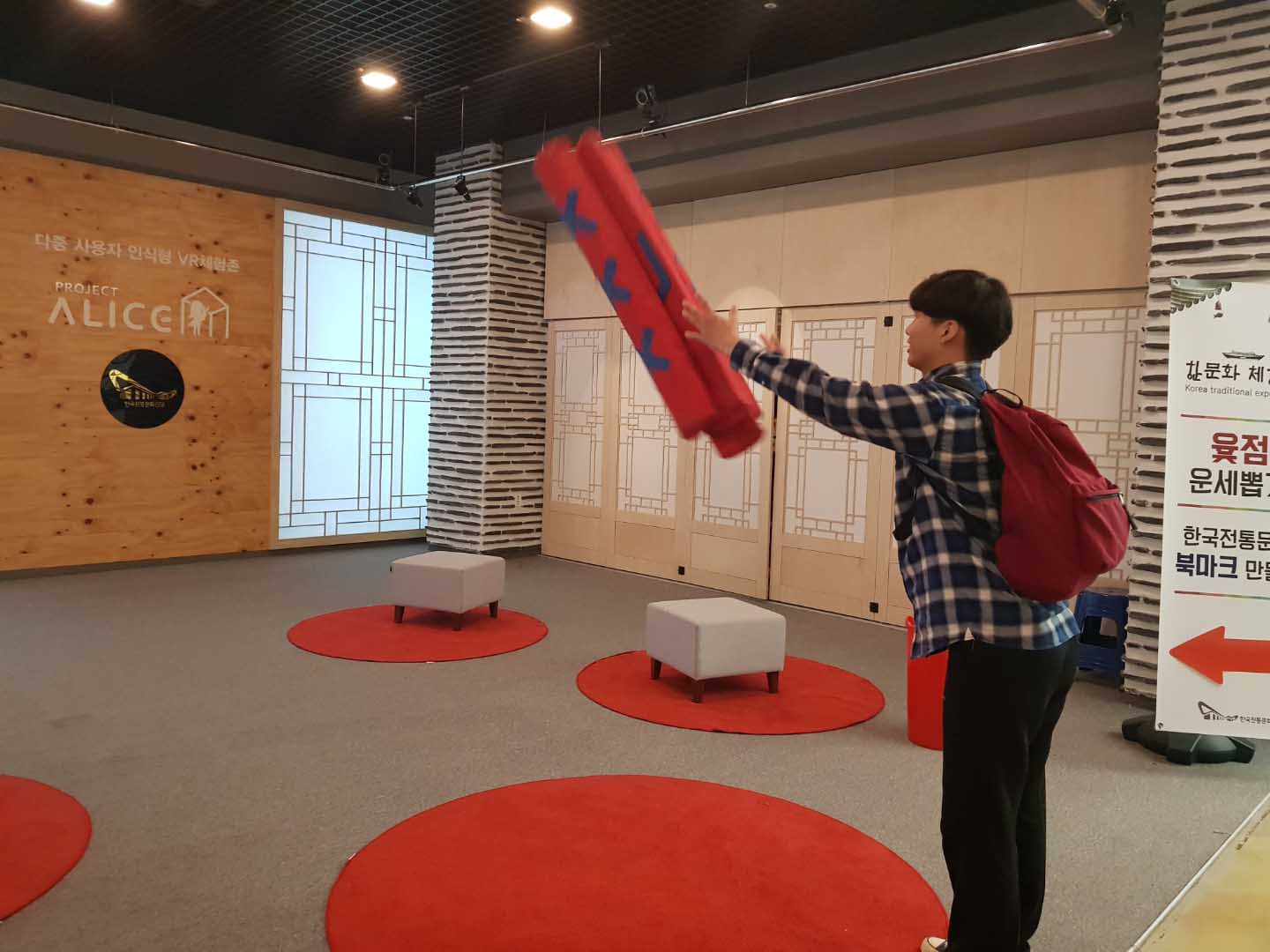 큰 윳을 던지는 사람. 운세뽑기를 하고 있다. 