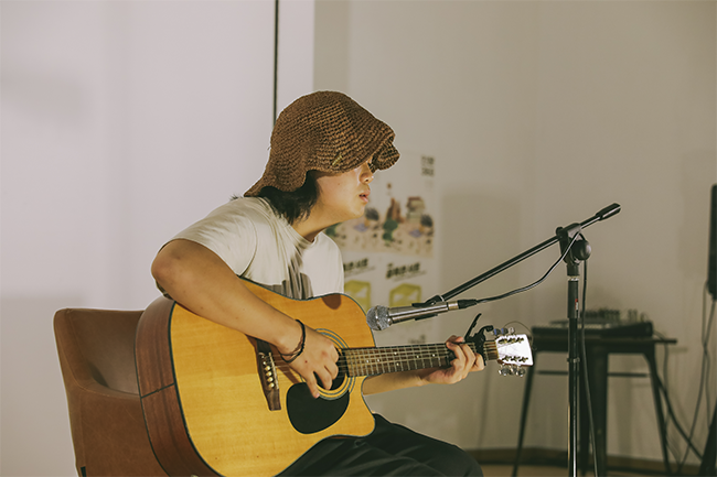 싱어송라이터 임수 님의 연주