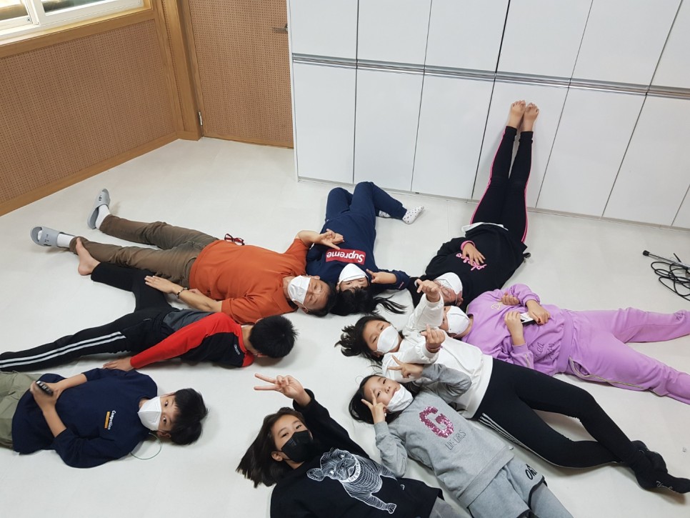 밀알지역아동센터 아이들이 브이를 하고있는 사진