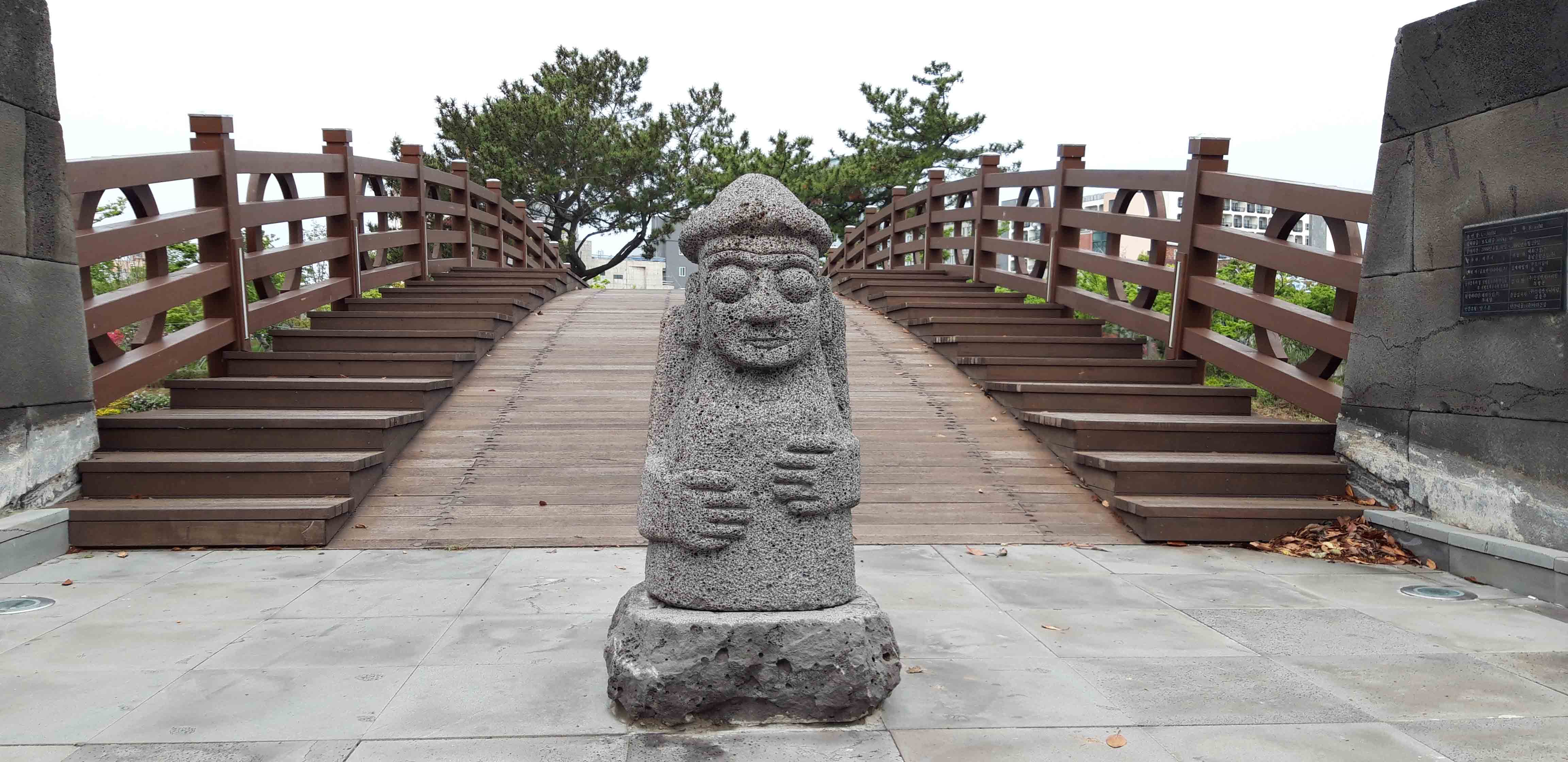산지교 하르방. 다리 입구 중앙에 서 있다. 