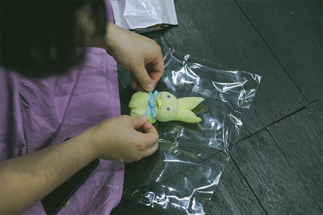 수건으로 토끼 인형을 만드는 모습