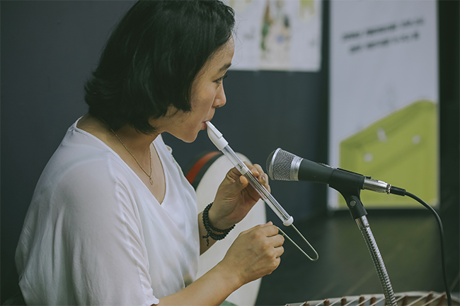 가야금과 효과음 연주 중인 연주자 정혜심 