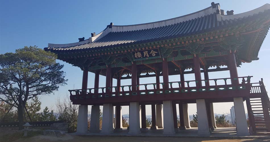 달은 품은 누각이라는 뜻의 ‘함월루’