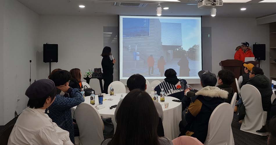 라운드테이블을 통해 울산팸투어 이후 생각과 청년문화에 대한 이야기를 나누는 모습