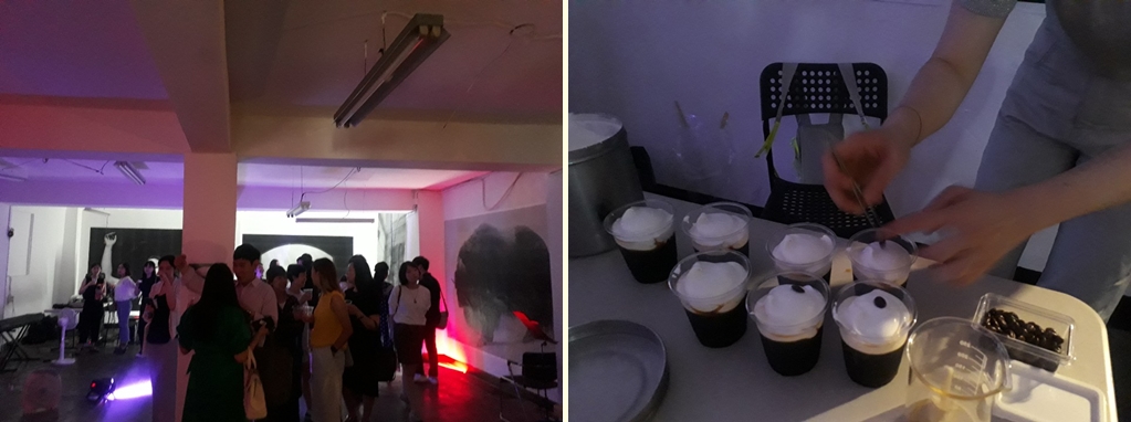 전시장을 찾은 사람들과 카페에서 준비한 커피들 