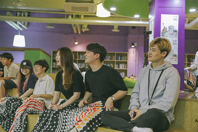 미소짓는 관객들
