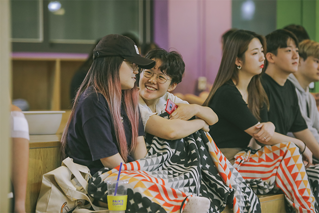 공연을 지켜보는 관객들 모습