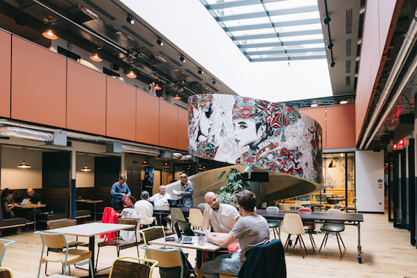 위워크(WeWork) 코워킹 공간 런던 올드 스트리트 지점의 실내 광경