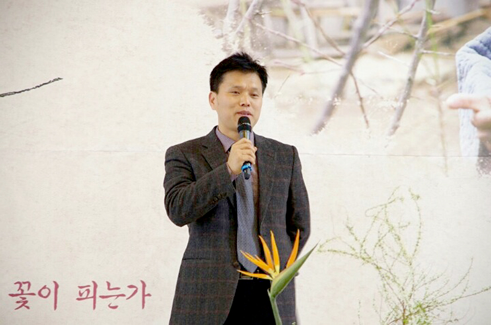 시 낭송하는 정인성씨 