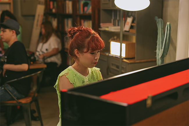 엄지연 님의 피아노 연주와 보컬