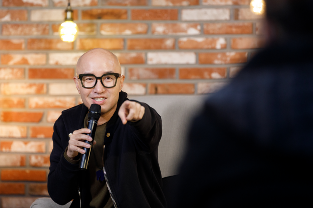 질문한는 홍석천