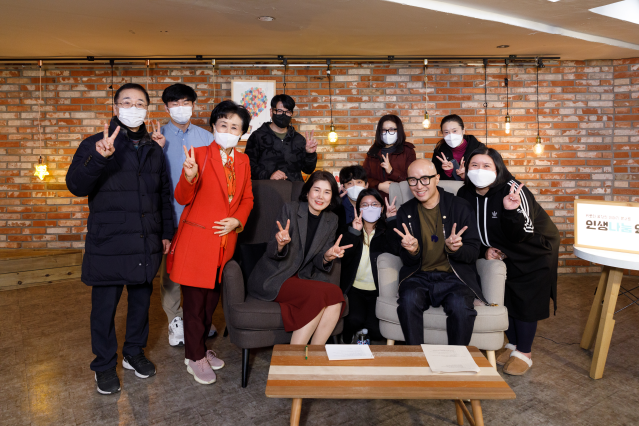 홍석천과 참석자들 사진