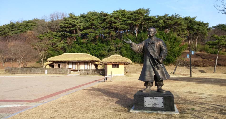 홍성 결성 한용운 선사 생가지 내 만해동상과 생가 터