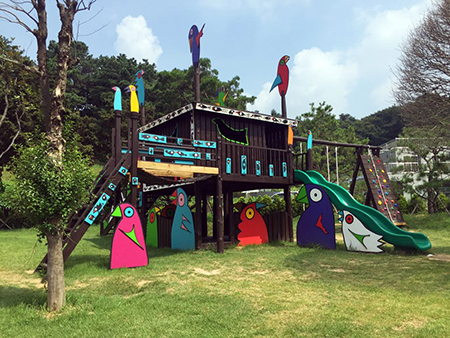 야외에서 만나볼 수 있는 “Flying VERSI with the birdman