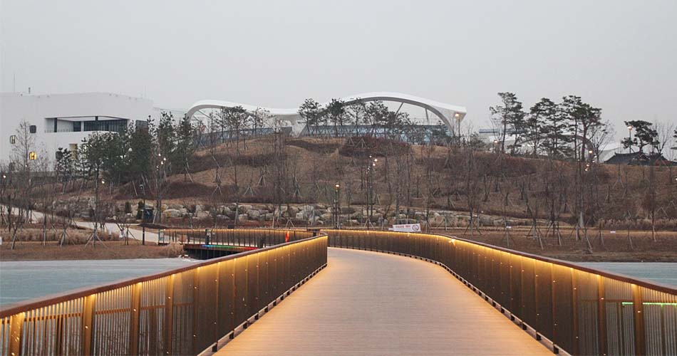 ▲호수원에 조성된 데크로드