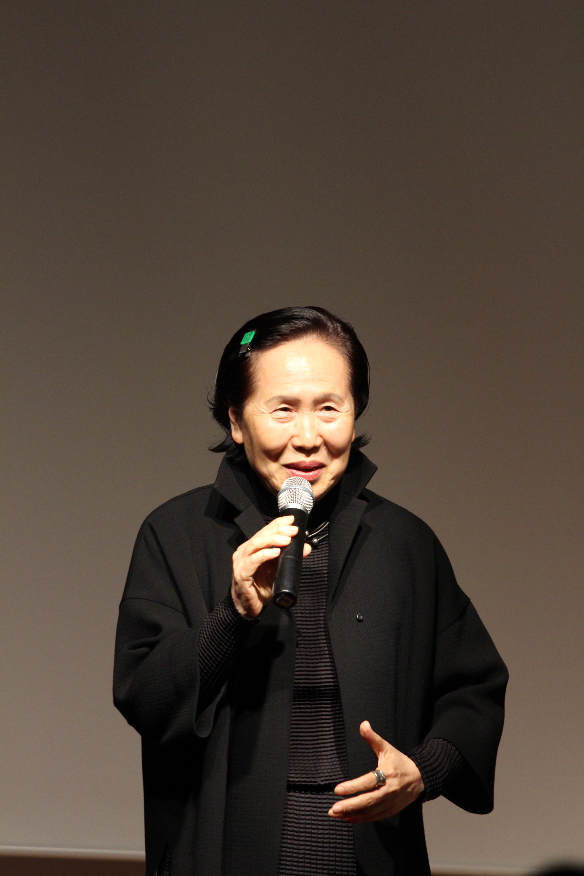 토크 중인 박정자씨