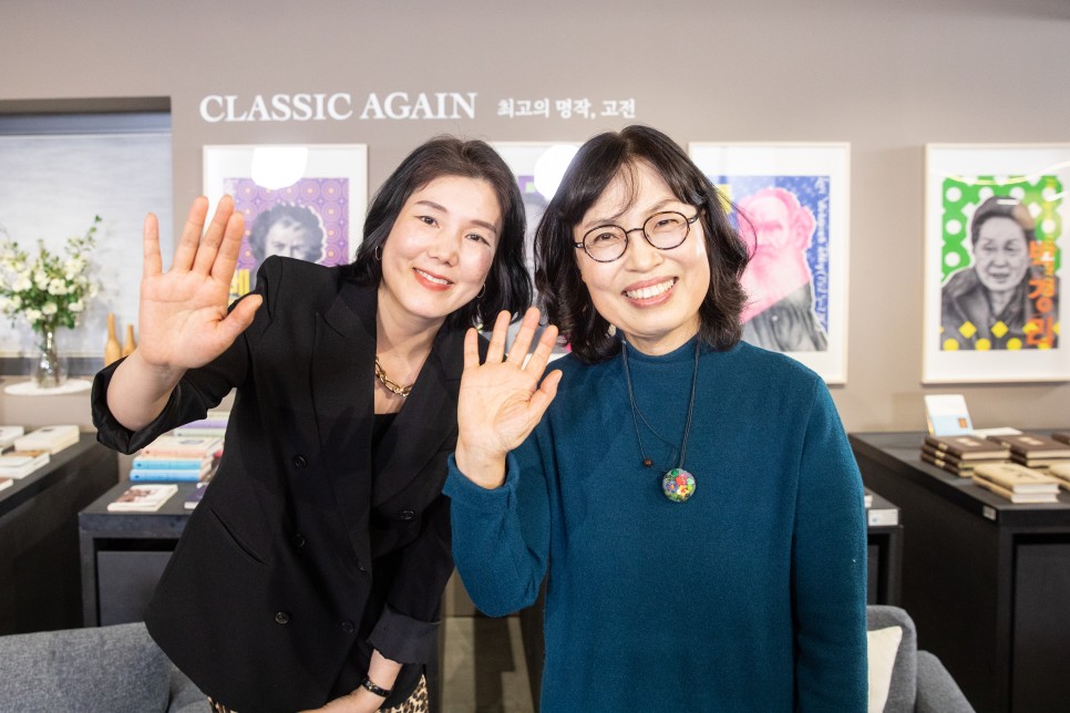 강의를 마치고 인사하는 최현숙 