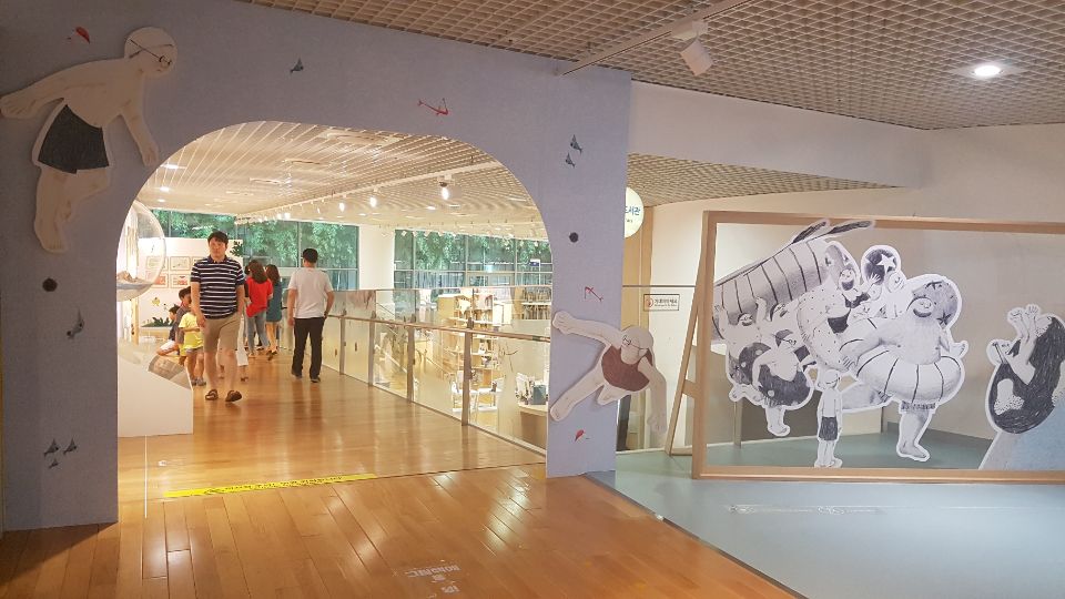 그림책 전시장 입구. 아이들이 파란 바다에서 수경을 쓰고 튜브를 끼고 수영을 한다. 들어가는 순간 바다로 입수한다. 