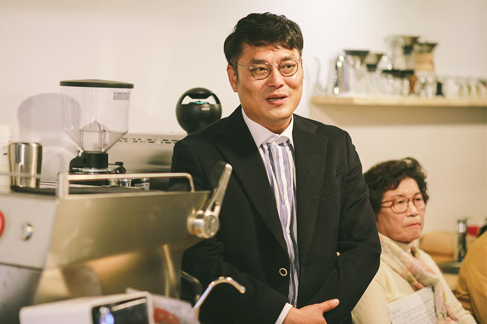 로스터리샵 더콩의 김우태 바리스타