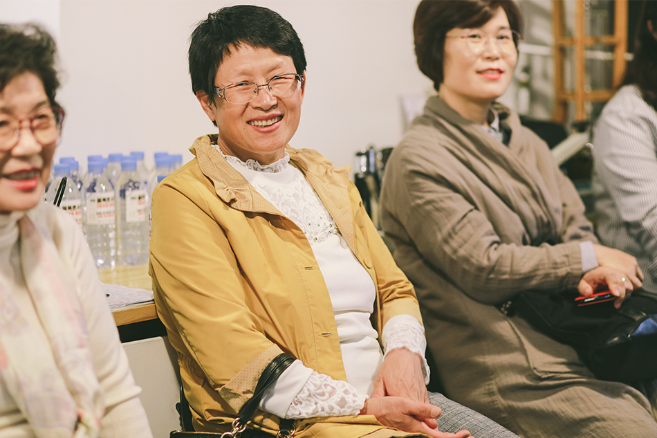 골목콘서트 관람 중인 관객들 