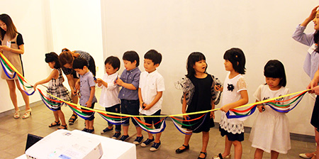 아티스트展 관람하는 아이들