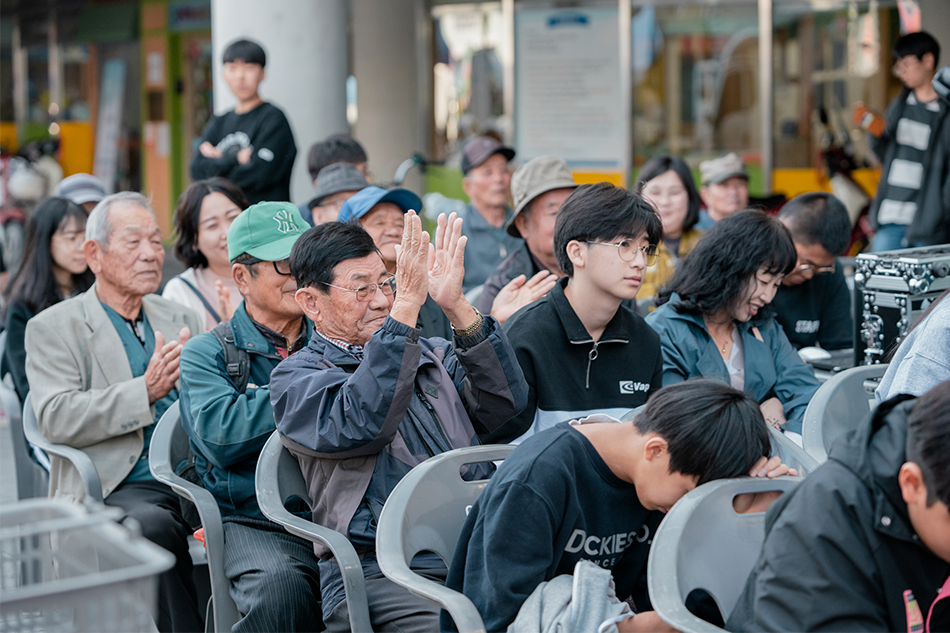골목콘서트를 관람하는 관객들