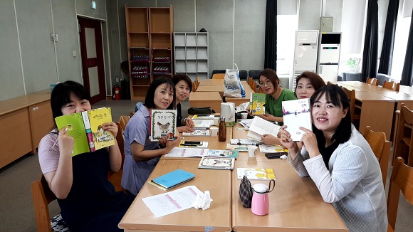 읽고 싶은 책을 들고 포즈를 취한 회원들 
