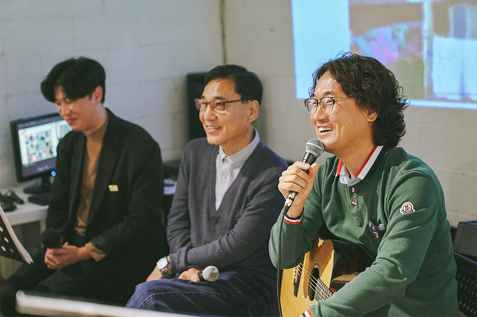 관객들과 소통하고 있는 이상권 교수와 조동욱 교수