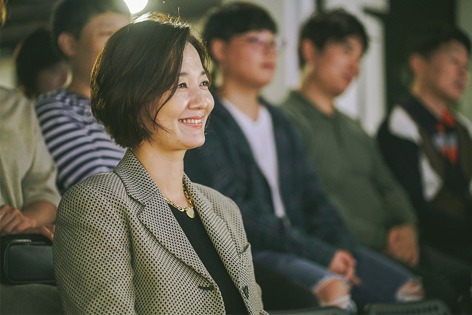 골목콘서트를 관람하고 있는 김선미 관장