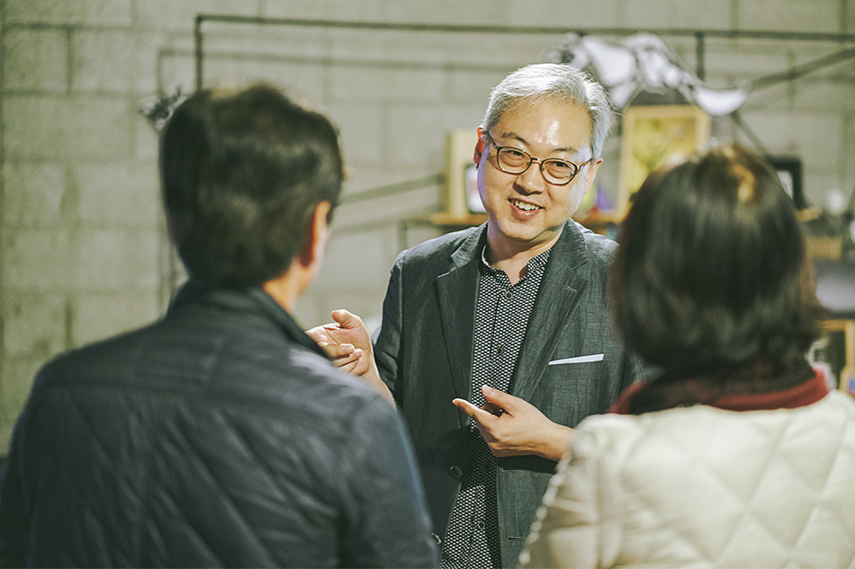 관객들과 대화하는 안태영 대표 작가