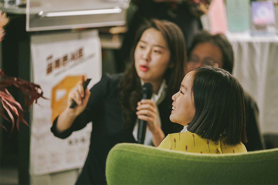 슬라이드를 넘기며 발표 중인 김미진, 김미영 자매의 모습