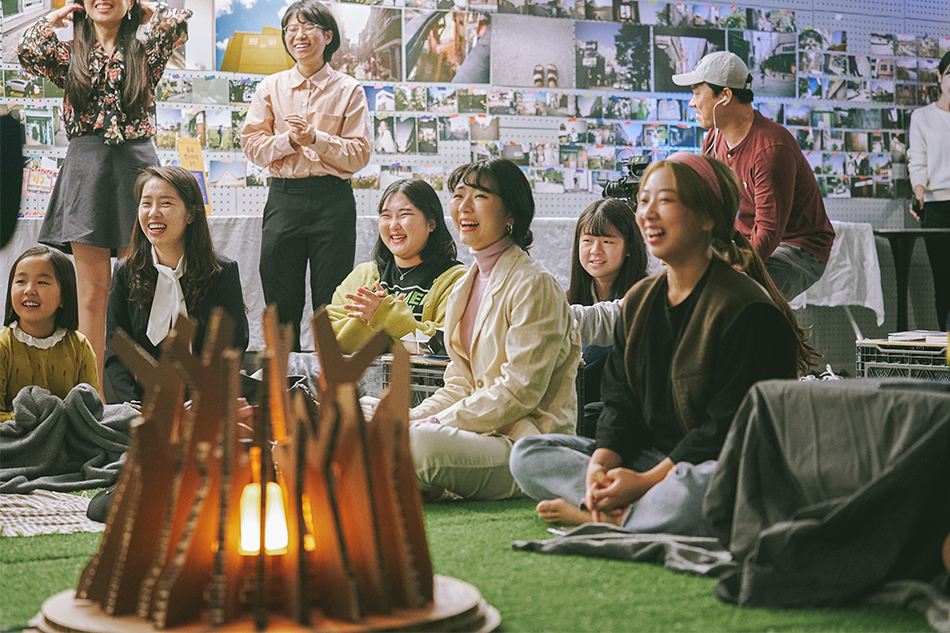 활짝 웃고 있는 골목콘서트 관람객들의 모습
