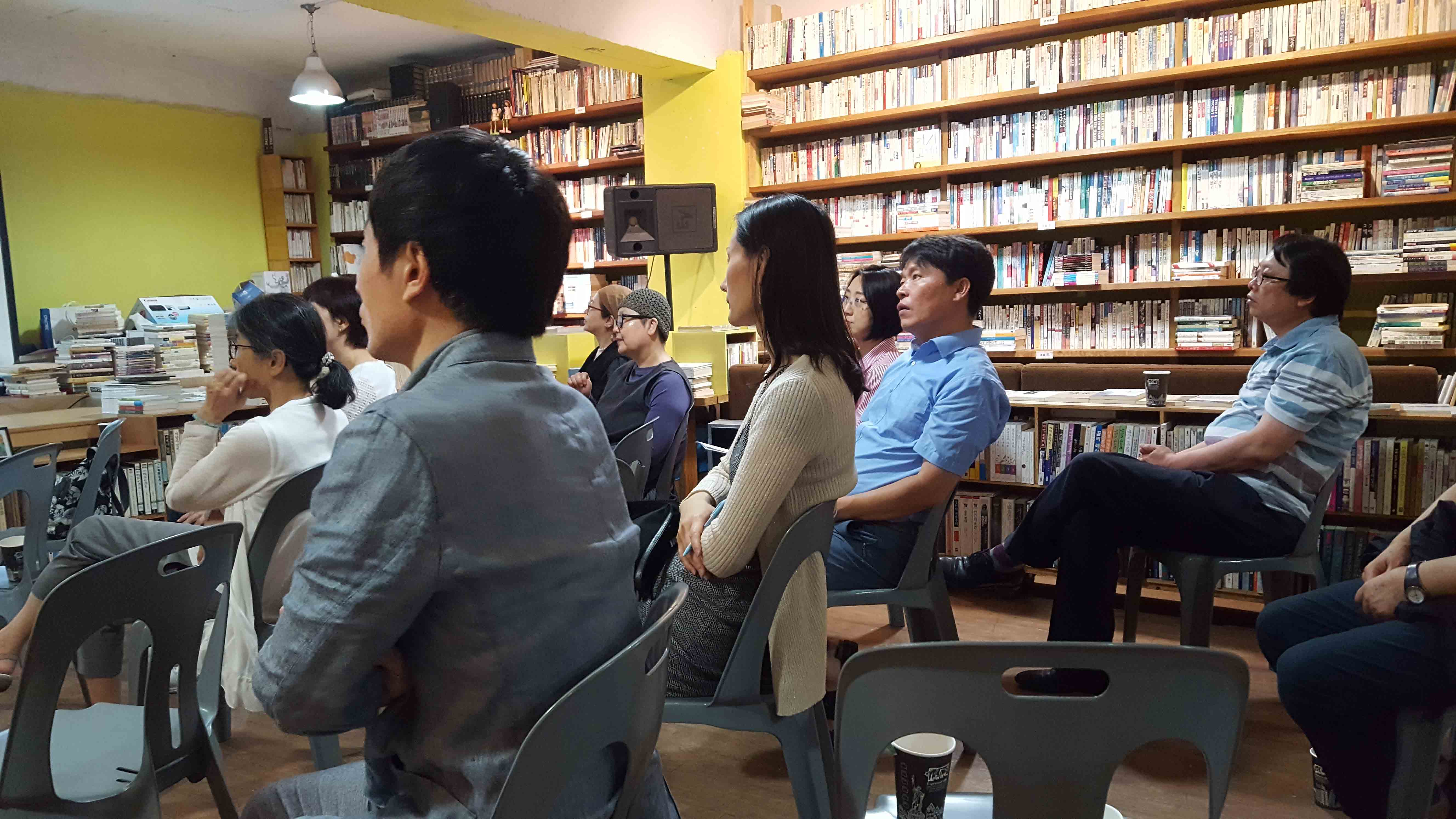 김찬호 교수의 강의를 경청하는 사람들 