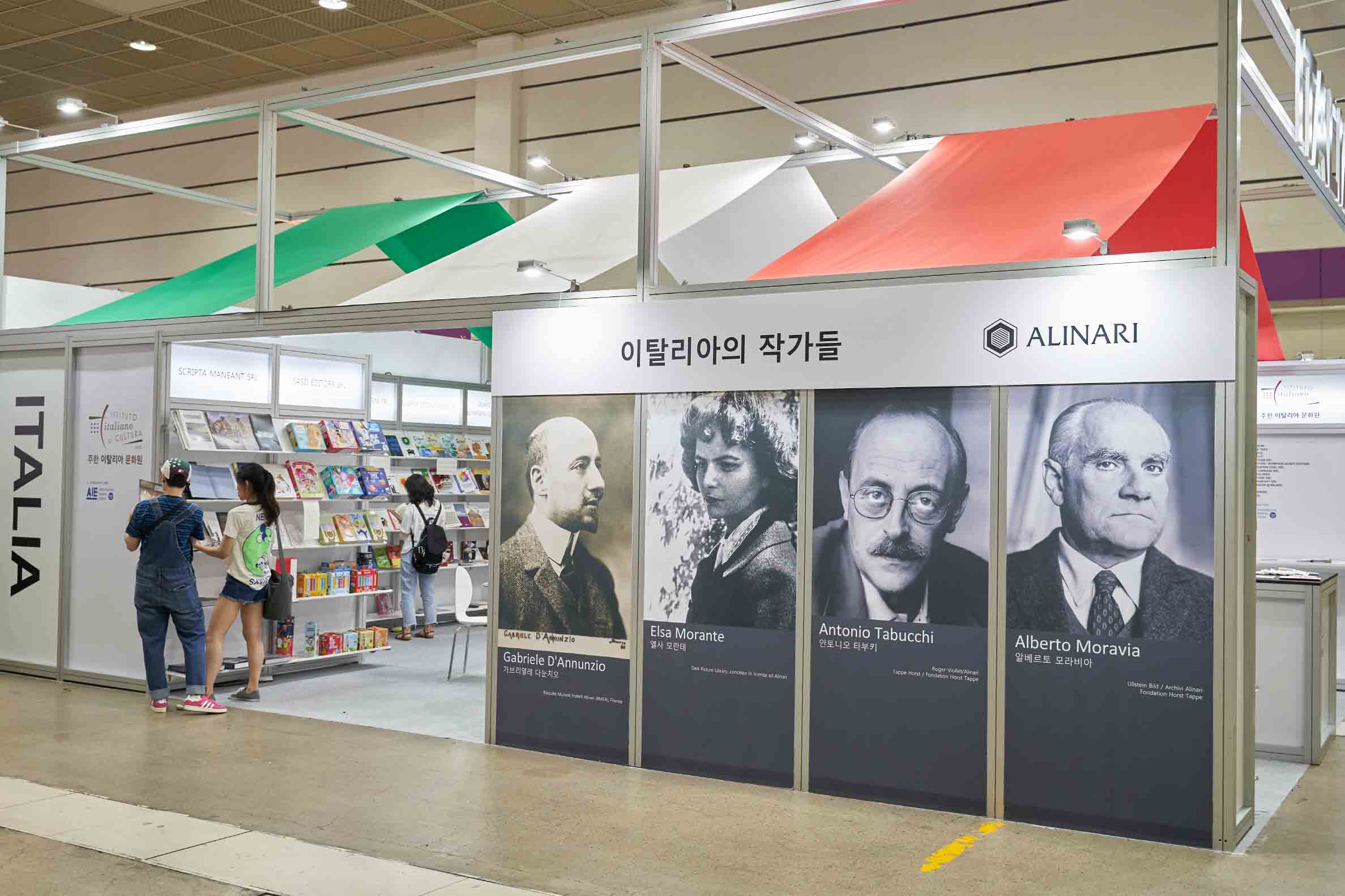 이탈리아 문학 부스 전경 / ITALIA 이탈리아의 작가들 ALINARI GABRIELE D'ANN zlo Elsa Morante 엘사 모란테 Gabriele D'Annunzio 가브리엘레 다눈치 Antonio Tabucchi 안토니오 타부키 Doa Penue Lurary concesso in licenta at Alina Alberto Moravia 알베르토 모라비아 Nacide Meelew Roger Violet/Alinan Tappe Horst / Fondation Horst Tappe Uustem Bild / Archivi Alinan Fondation Horst Tappe 