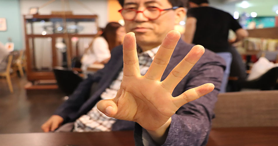 손가락을 펴 서점의 중요성을 설명하는 이동선 대표