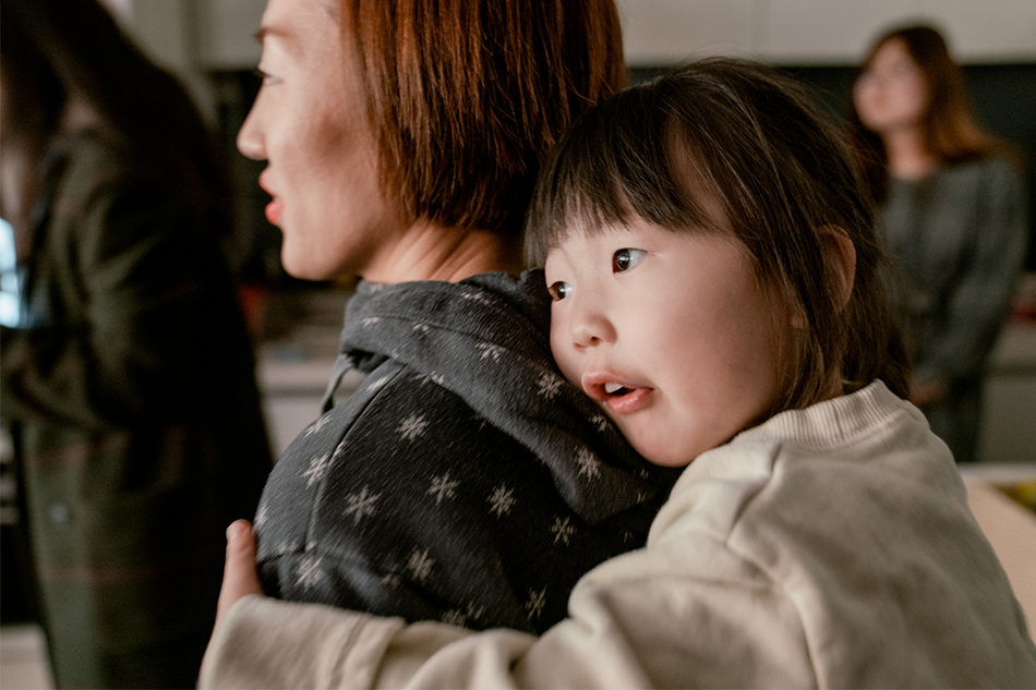골목콘서트를 관람중인 엄마와 딸