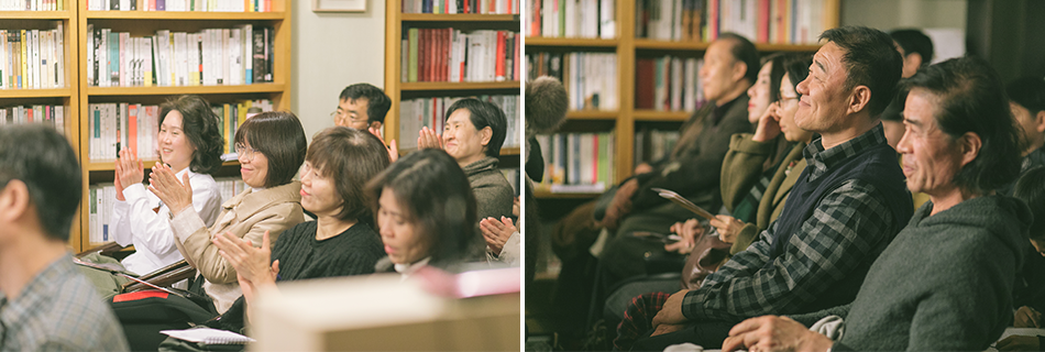 골목콘서트를 즐기고 있는 관객들