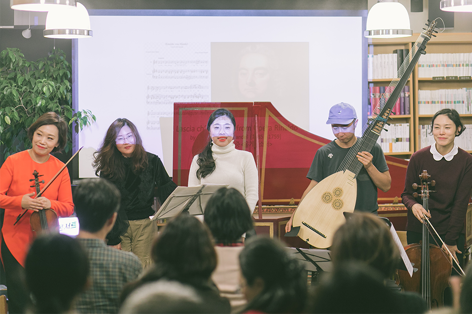 골목콘서트를 마무리하는 연주자들의 작별인사