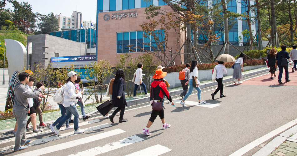 평화기념관 전망대 가는길. 내부로도 갈 수 있지만, 건물을 둘러 올라가면 기념관의 색다른 모습을 볼 수 있다.