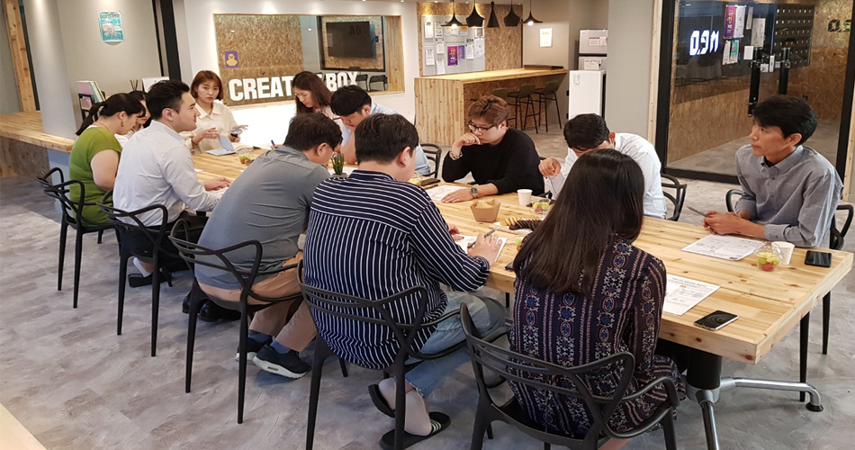  한 달에 한 번 이뤄지는 반상회를 통해 적당한 거리를 유지하며 서로의 이슈를 공유하고 있다. 0.9M