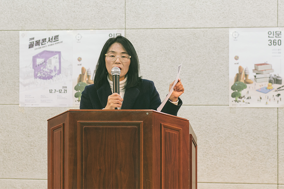 골목콘서트 진행 중인 손예빈 작가